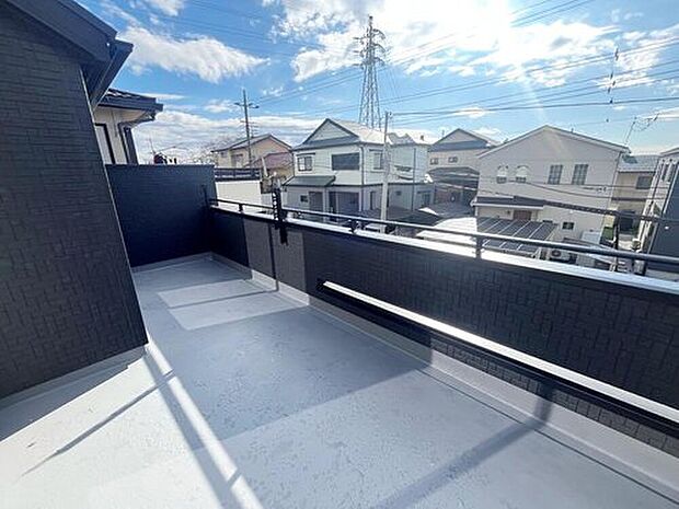 【バルコニー】お布団やシーツも１回でまとめて干せます。広いバルコニーからたっぷりの光をうけたお布団やシーツから太陽のにおいが感じられます。