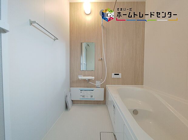 【浴室】≪Bathroom≫
窓付きのバスルームは、採光もあり明るく気持ちの良い空間です。窓があることで、換気環境も良好。掃除もスムーズに出来ます。

