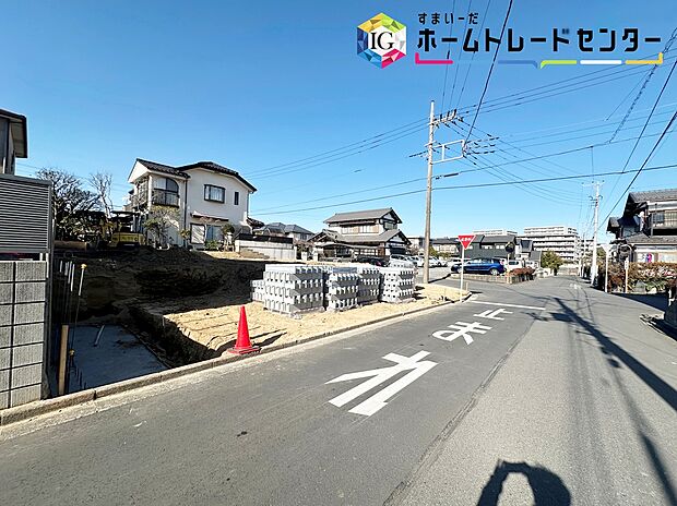 【前面道路含む現地写真】◆平日・お仕事帰りなど、いつでもご案内させていただきます！デザイン・目に見える設備面も大切ですが、耐震構造で地震に強い家の為、次代へ繋ぐ強固な住宅です。