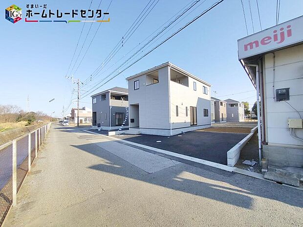 【現地外観写真】心地よさを追求した７邸の街並誕生。ライフスタイルに合わせてお選び下さい♪