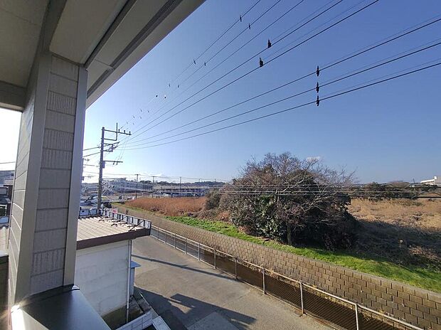 【バルコニー】南側に設置されたバルコニー。心地よい春の陽射しや暖かな風を楽しむことが出来る。晴れた日にはたっぷりの洗濯物や布団を干せます！