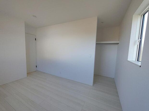 【リビング以外の居室】採光良好な明るい室内。木の温もりがやさしいフローリングは安らぎをもたらすプライベート空間。