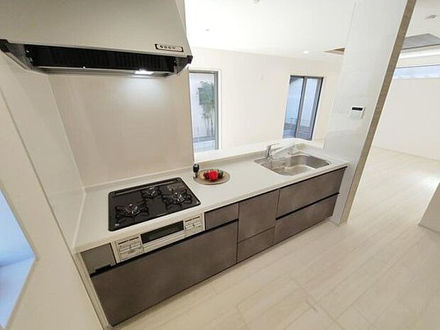 【≪Kitchen≫】明るく開放感のあるリビング。対面式キッチンは、いつでもご家族を感じられる空間作りの重要ポイントになりそうです。