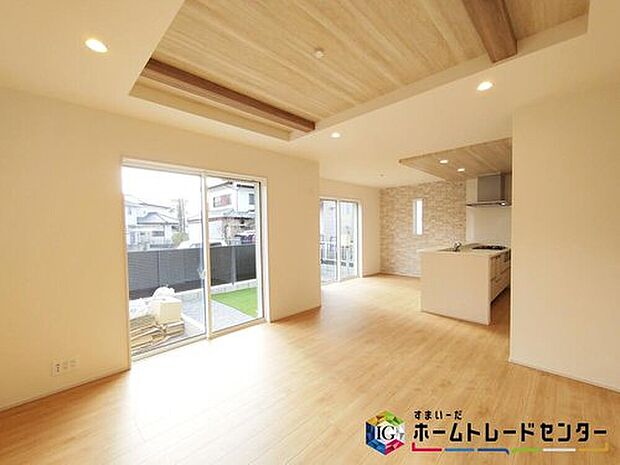 【リビング】ホームパーティに招きたくなる自慢の広々LDK.伸びやかな子育てや、にぎやかなふれあいの日々を存分に楽しんでください。