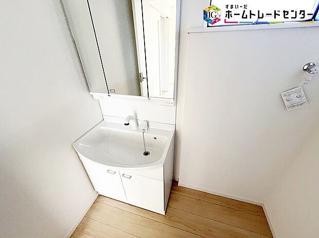 【洗面台】≪Powder room≫
サニタリースペースには窓が備えられております。毎朝の身支度も、陽の光差し込む明るい空間で、快適にお使い頂けそうです。