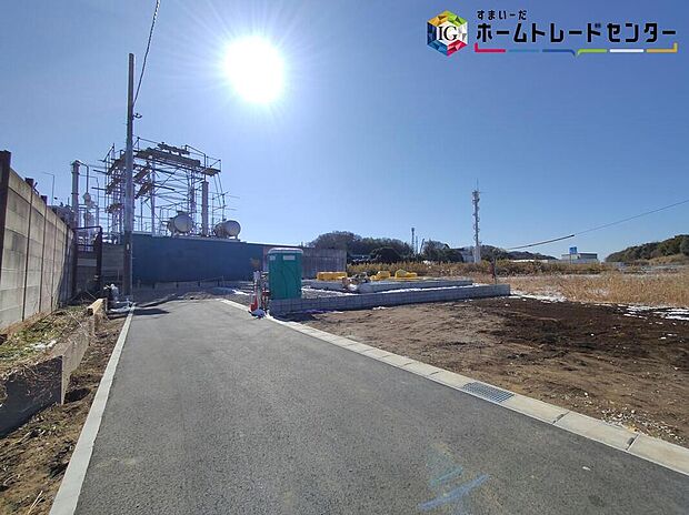 【前面道路含む現地写真】◆平日・お仕事帰りなど、いつでもご案内させていただきます!デザイン・目に見える設備面も大切ですが、耐震構造で地震に強い家の為、次代へ繋ぐ強固な住宅です。