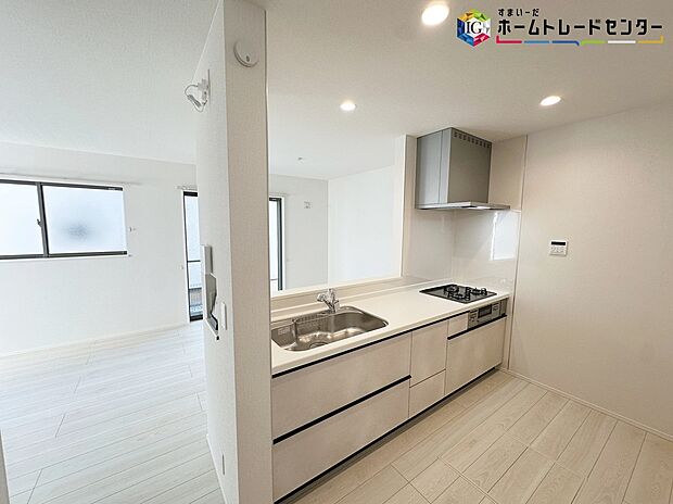 【キッチン】≪Kitchen≫
ご家族と会話をしながらのお料理は楽しいですね。出来上がった料理をお子さんが運ぶなどお手伝い時間も増えそう！