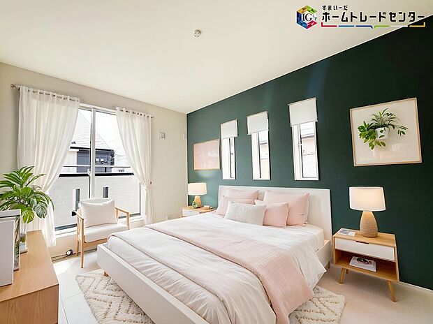 【居室】≪Room≫
採光良好な明るい室内。木の温もりがやさしいフローリングは安らぎをもたらすプライベート空間。
※家具はCGでございます。