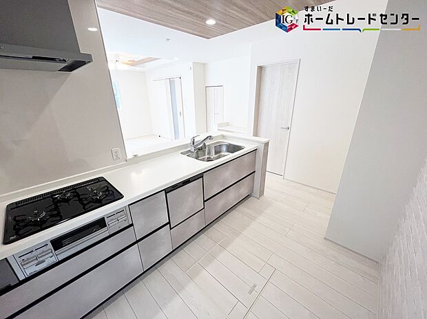 【キッチン】≪Kitchen≫
ご家族と会話をしながらのお料理は楽しいですね。出来上がった料理をお子さんが運ぶなどお手伝い時間も増えそう！