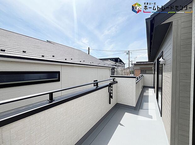 【バルコニー】≪balcony≫
晴れた日にはたっぷりのお洗濯ものを干すことができるバルコニー。