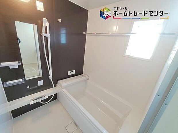 【浴室】窓付きのバスルームは、採光もあり明るく気持ちの良い空間です。窓があることで、換気環境も良好。掃除もスムーズに出来ます。