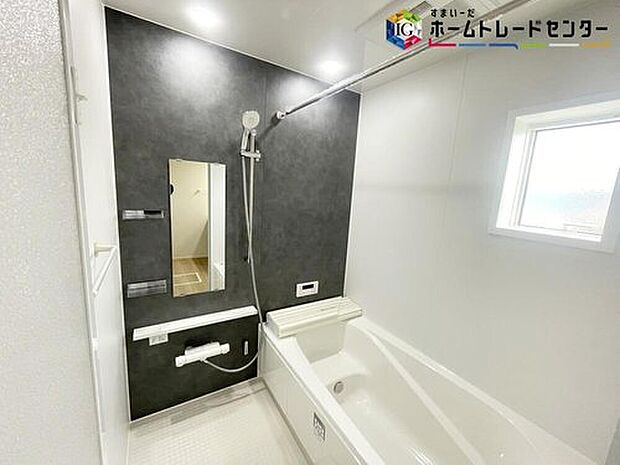 【浴室】窓付きのバスルーム。陽射し差し込む明るい環境は、日中の入浴も気持ち良くお使い頂けそうです。