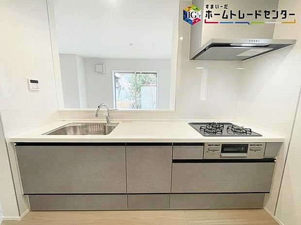 【キッチン】リビングで遊んでいるお子様を見守りながら、時にはお喋りをしながら料理や後片付けができる人気の高いスタイルです♪