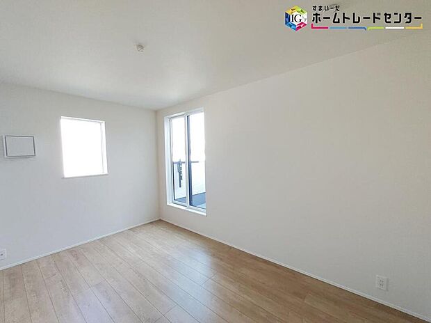 【リビング以外の居室】常に明るい2階洋室!日中の電気使用がないので、家計にも助かります!