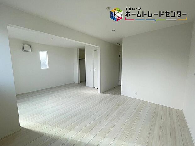 【 リビング以外の居室】明るめのフローリングですので、壁紙ともマッチし、お部屋を更に広く見せてくれる効果も。