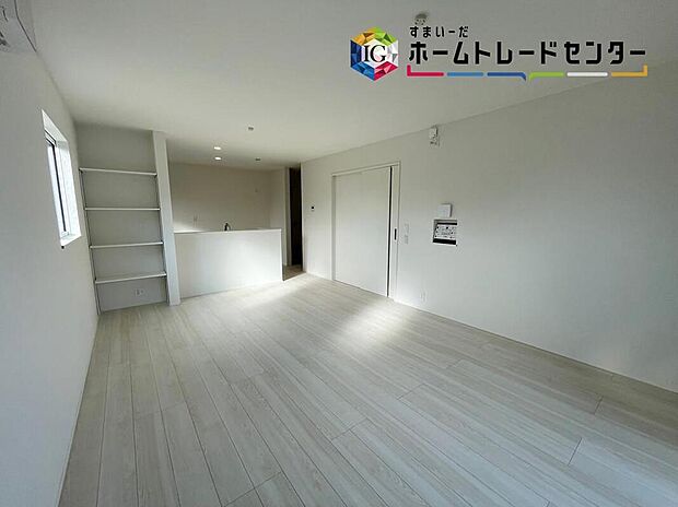 【リビング】家族とのつながりを意識した見通しのいいリビングは会話が弾んでみんなを笑顔にします。