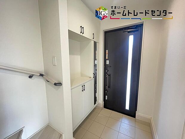 【玄関】姿見付きの下駄箱で、お家を出る前に今日のコーディネートの最終チェックをすることができます♪