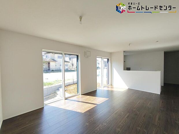 【リビング】日当たりがいいので雨の日でも日中は暗くなり過ぎずに過ごせます。