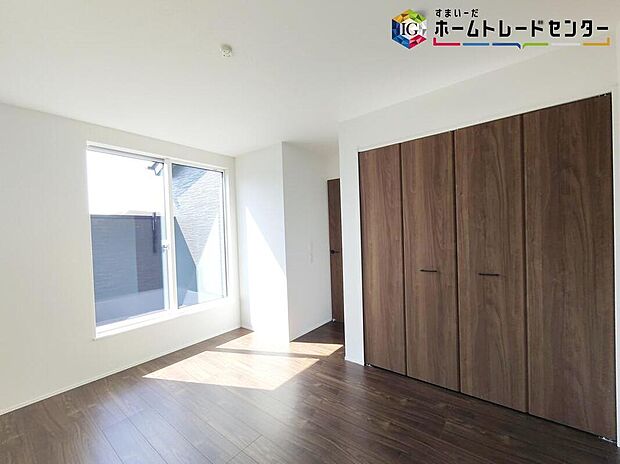 【リビング以外の居室】2面採光を確保した明るい室内は、風通しも良く、大変居心地の良い空間となっております。爽やかな風を感じて起きる朝は、快適生活の始まりに!