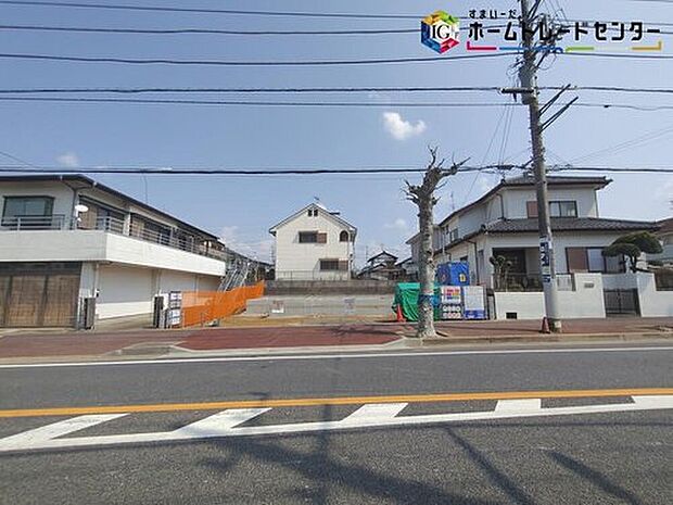 【前面道路含む現地写真】◆平日・お仕事帰りなど、いつでもご案内させていただきます！デザイン・目に見える設備面も大切ですが、耐震構造で地震に強い家の為、次代へ繋ぐ強固な住宅です。

