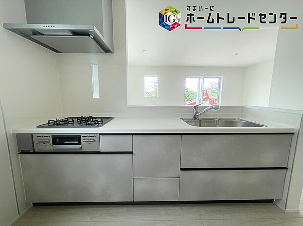 【キッチン】≪Kitchen≫
リビングで遊んでいるお子様を見守りながら、時にはお喋りをしながら料理や後片付けができる人気の高いスタイルです♪
