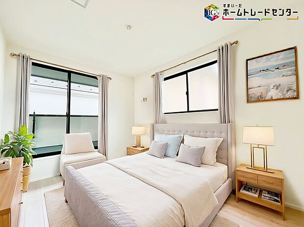 【居室】≪Room≫
採光良好な明るい室内。木の温もりがやさしいフローリングは安らぎをもたらすプライベート空間。
※家具はCGでございます。