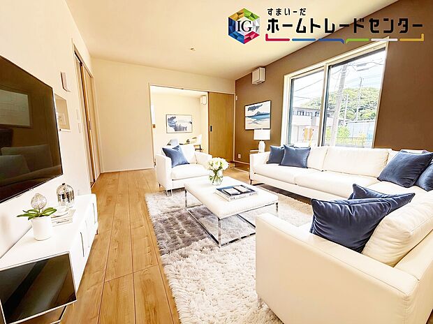 【LDK】≪Living room≫
ママの目線でデザインされた住まいは、水回りの導線や豊富な収納など魅力がたくさん。住み心地の良さをぜひご体感下さい！
※家具はCGでございます。
