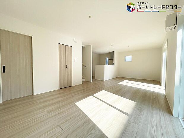 【リビング】お陽さまの光をさわやかな風をたっぷりとりこめます。室内はいつも明るい印象なので気持ちの良い朝を迎えられます。毎日の生活も明るくなりそう。
