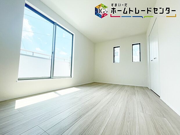 【居室】≪Living room≫
広々とした開放感あふれるリビングです。ゆったり寛げる充分な広さがございますので、ご家族でインテリアのレイアウトを考えるのも楽しみになりそうです。
