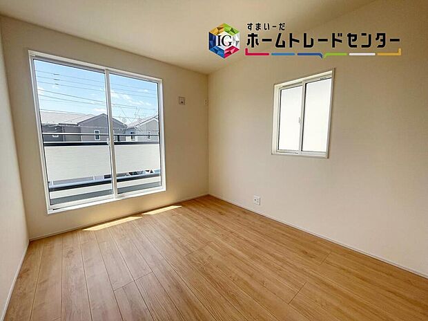 【リビング以外の居室】明るめのフローリングですので、壁紙ともマッチし、お部屋を更に広く見せてくれる効果も。