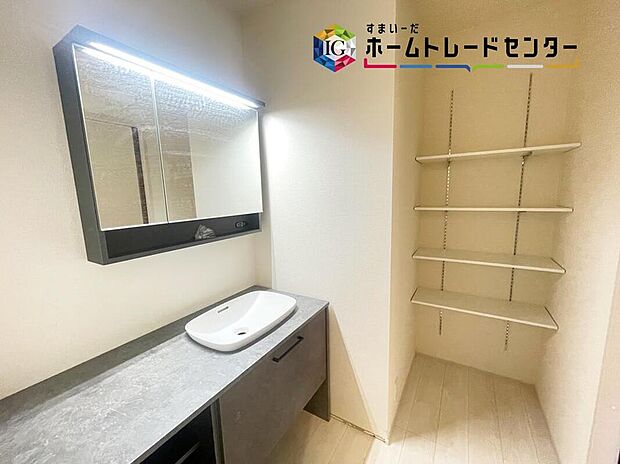 【洗面台・洗面所】明るく清潔感溢れるサニタリースペース。毎日使う場所だからこそ、快適な空間となっております。