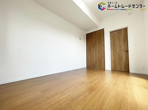 【リビング以外の居室】明るめのフローリングですので、壁紙ともマッチし、お部屋を更に広く見せてくれる効果も。