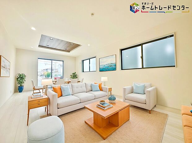 【LDK】≪Living room≫
ママの目線でデザインされた住まいは、水回りの導線や豊富な収納など魅力がたくさん。住み心地の良さをぜひご体感下さい！
※家具はCGでございます。
