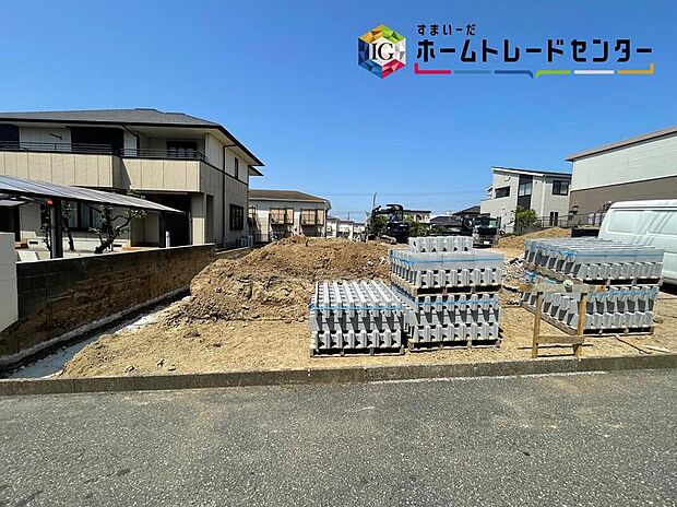 【前面道路含む現地写真】◆平日・お仕事帰りなど、いつでもご案内させていただきます！デザイン・目に見える設備面も大切ですが、耐震構造で地震に強い家の為、次代へ繋ぐ強固な住宅です。