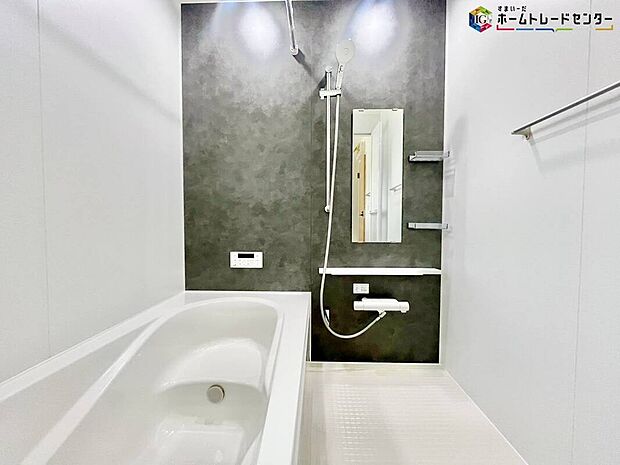 【浴室】≪Bathroom≫
窓付きのバスルーム。陽射し差し込む明るい環境は、日中の入浴も気持ち良くお使い頂けそうです。
