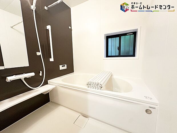 【浴室】≪Bathroom≫
窓付きのバスルーム。陽射し差し込む明るい環境は、日中の入浴も気持ち良くお使い頂けそうです。
