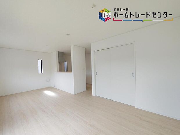 【リビング】ホームパーティに招きたくなる自慢の広々LDK．伸びやかな子育てや、にぎやかなふれあいの日々を存分に楽しんでください。
