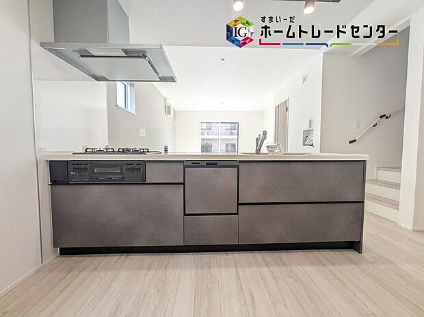 【キッチン】明るく開放感のあるリビング。対面式キッチンは、いつでもご家族を感じられる空間作りの重要ポイントになりそうです。
