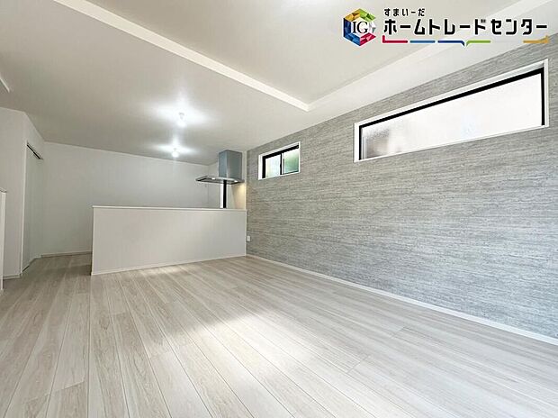【リビング】お陽さまの光をさわやかな風をたっぷりとりこめます。室内はいつも明るい印象なので気持ちの良い朝を迎えられます。毎日の生活も明るくなりそう。