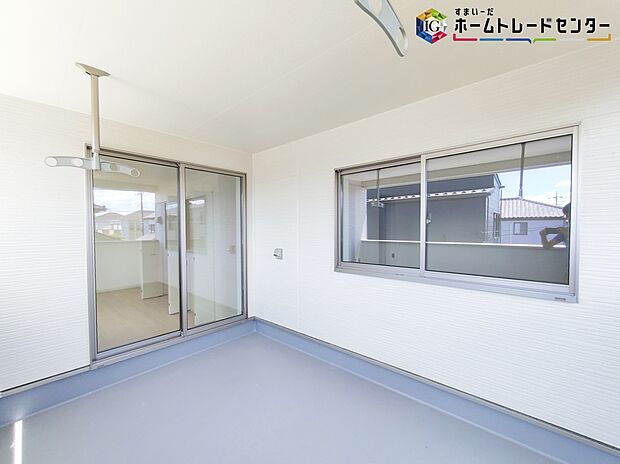 【バルコニー】≪balcony≫
晴れた日にはたっぷりのお洗濯ものを干すことができるバルコニー。
