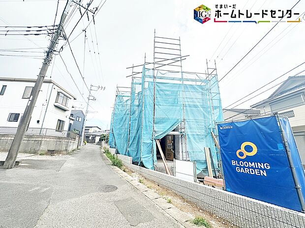 【前面道路含む現地写真】◆平日・お仕事帰りなど、いつでもご案内させていただきます!デザイン・目に見える設備面も大切ですが、耐震構造で地震に強い家の為、次代へ繋ぐ強固な住宅です。