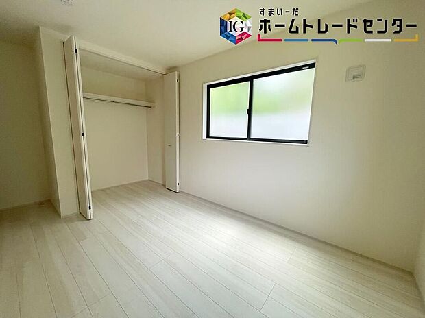 【≪Room≫】明るめのフローリングですので、壁紙ともマッチし、お部屋を更に広く見せてくれる効果も。