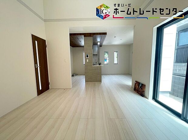 【≪Living room≫】家族とのつながりを意識した見通しのいいリビングは会話が弾んでみんなを笑顔にします。