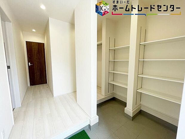 【≪Entrance≫】開放感のある玄関ホール。温もり感じるフローリング仕様ですので、ご家族やお客様を温かく迎えてくれます。