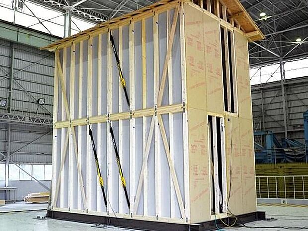 【木造住宅用制震ダンパーを採用】世界で初めて「金属流動」を利用した制震ダンパーです。温度や速度に影響されないため、季節を問わず常に安定した性能を発揮します。また、実験では震度７の大地震連続48回にも耐え、繰り返しの地震に強いことも証明されました。※現場により仕様が異なります。