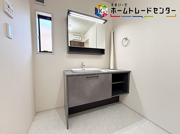 【洗面所】≪Powder room≫
サニタリースペースには窓が備えられております。毎朝の身支度も、陽の光差し込む明るい空間で、快適にお使い頂けそうです。