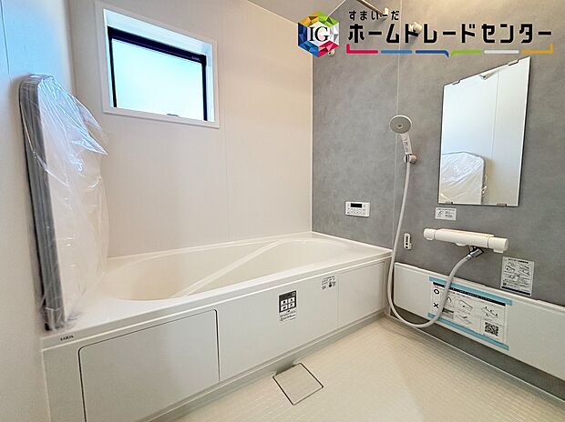 【浴室】≪Bathroom≫
窓付きのバスルーム。陽射し差し込む明るい環境は、日中の入浴も気持ち良くお使い頂けそうです。
