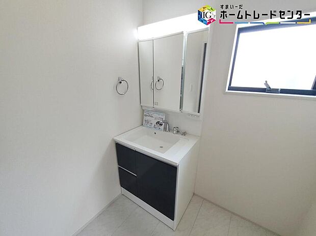 【洗面台・洗面所】女性にはうれしい３面鏡化粧台。鏡の裏が収納になっている機能的なタイプです。