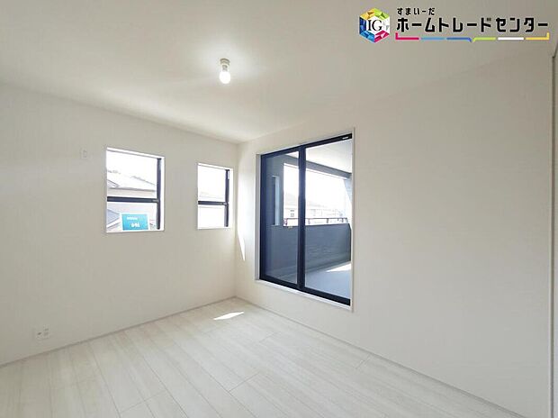 【リビング以外の居室】明るめのフローリングですので、壁紙ともマッチし、お部屋を更に広く見せてくれる効果も。