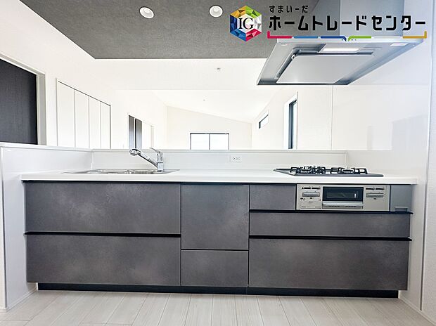 【キッチン】≪Kitchen≫
明るく開放感のあるリビング。対面式キッチンは、いつでもご家族を感じられる空間作りの重要ポイントになりそうです。
